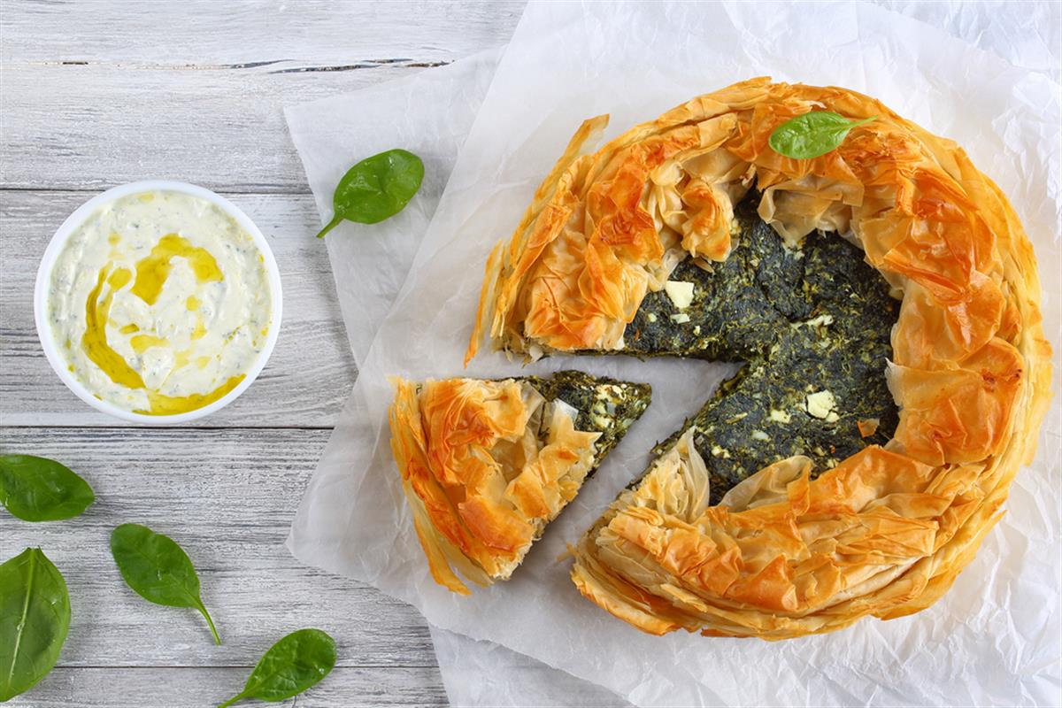 Пирог со шпинатом и сыром тесто фило. Восточные пирожки с сыром Фета. Паскуалино пирог со шпинатом. Пирожки спиральные Филло с сыром Фета шпинатом и оливковым маслом Ioniki. Пицца Греческая с шпинатом и брынзой на белом фоне